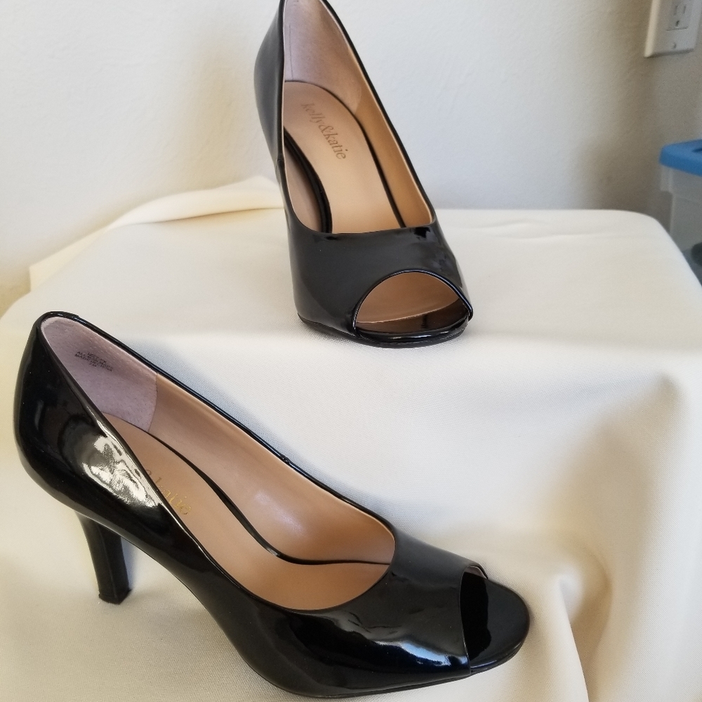 Black pumps